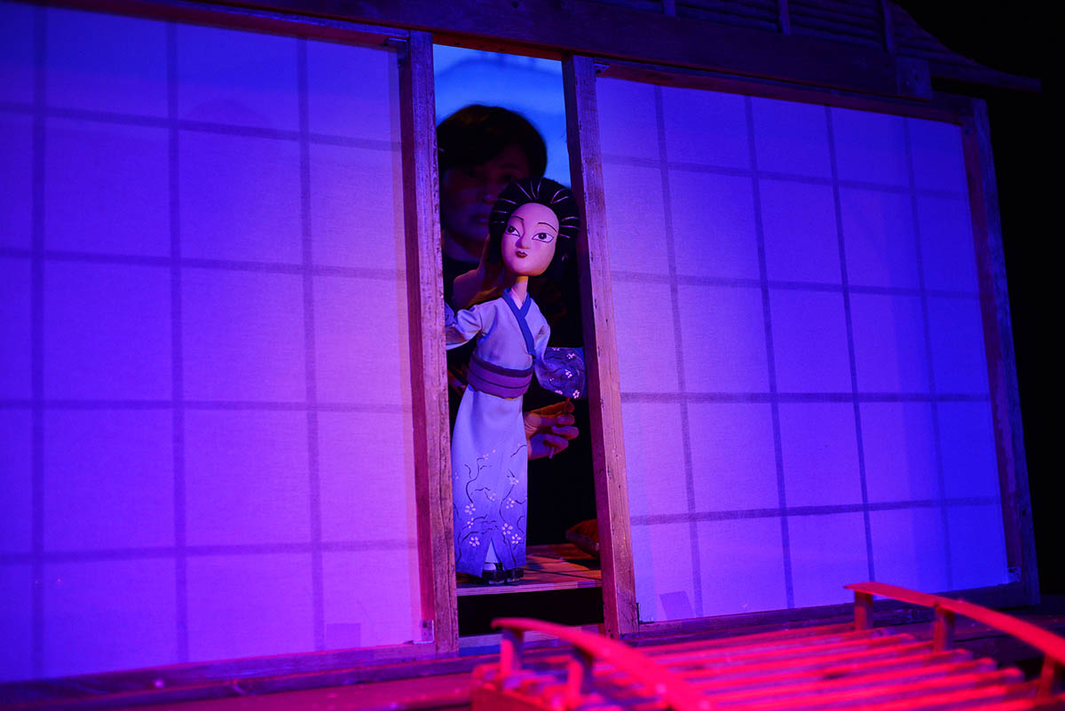 The Grateful Crane is a poetic puppet theatre performance exploring themes of love and betrayal, generosity and greed. This rare puppet tragedy is brought to life through expressive stage visuals and sensitive lighting design, emphasizing the emotional depth and dramatic atmosphere of the story.