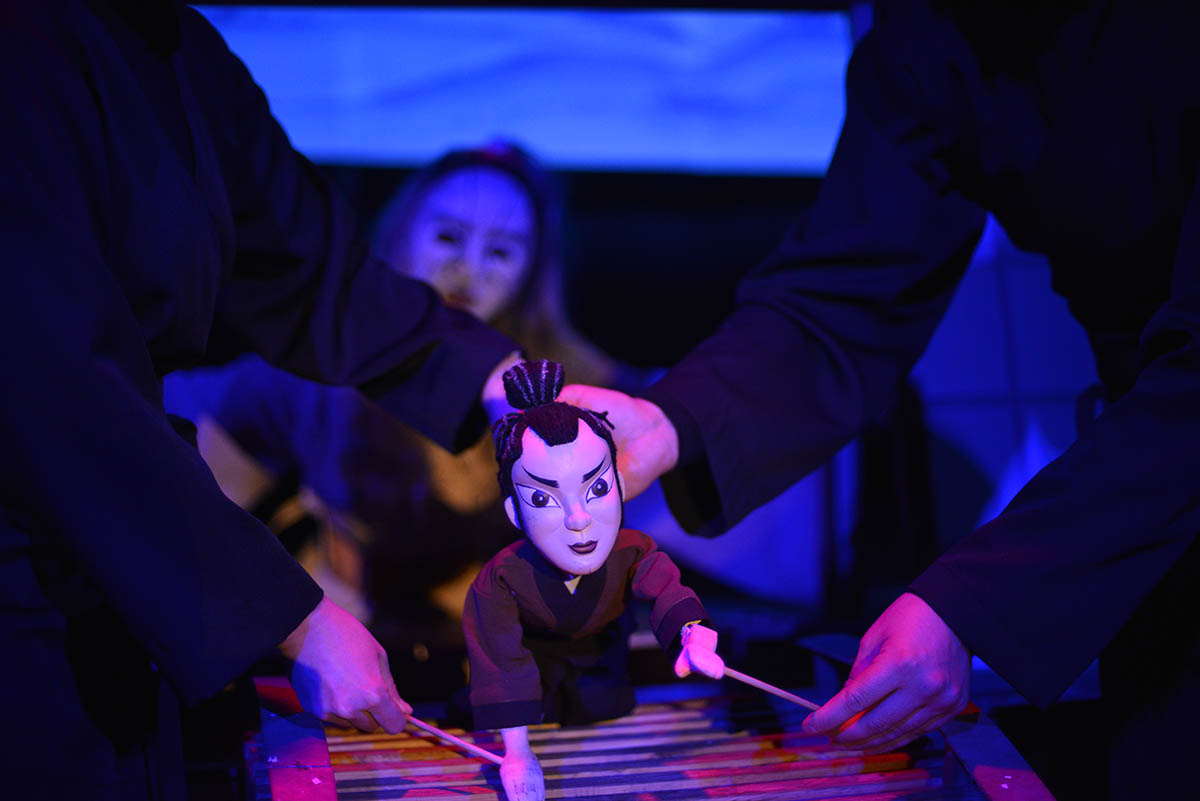 The Grateful Crane is a poetic puppet theatre performance exploring themes of love and betrayal, generosity and greed. This rare puppet tragedy is brought to life through expressive stage visuals and sensitive lighting design, emphasizing the emotional depth and dramatic atmosphere of the story.