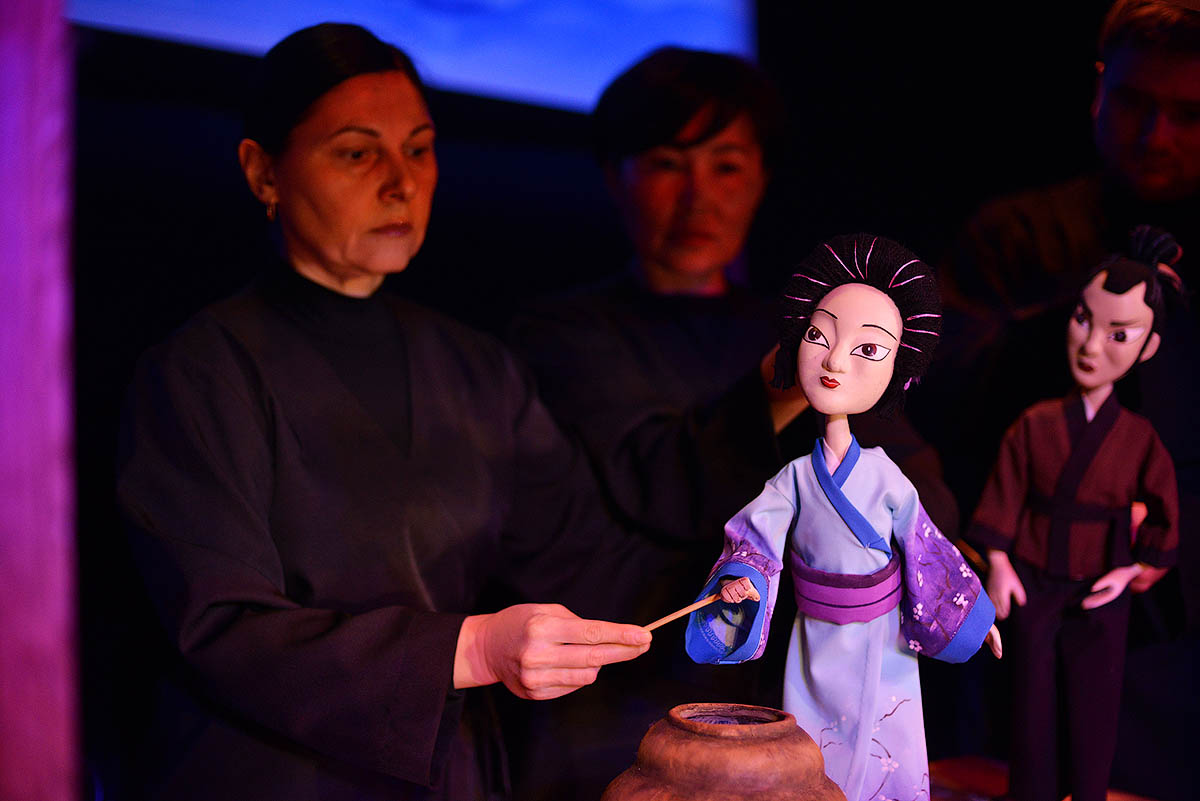 The Grateful Crane is a poetic puppet theatre performance exploring themes of love and betrayal, generosity and greed. This rare puppet tragedy is brought to life through expressive stage visuals and sensitive lighting design, emphasizing the emotional depth and dramatic atmosphere of the story.